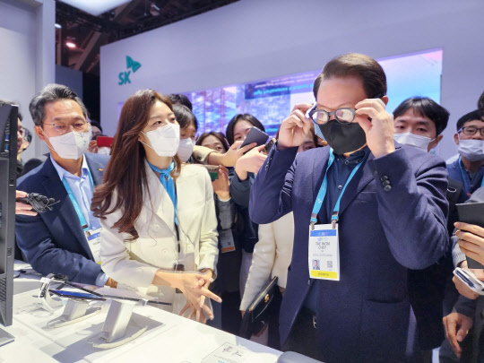 지난 6일 미국 'CES 2023'에서 최태원 SK그룹 회장이 SK바이오팜 부스에 방문, 웨어러블 디바이스인 '제로 글래스'를 직접 체험해보고 있다. SK바이오팜 제공.